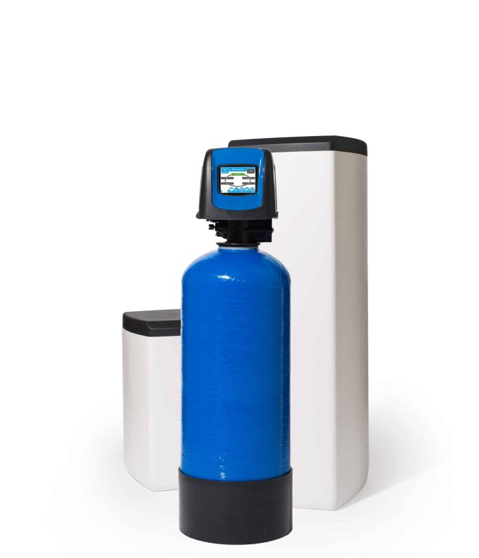 Fleck 5800 XTR Waterontharder met Blauwe 20l harsfles, kleuren display en opstelling van een klein en groot zoutvat