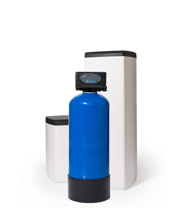 Budget waterontharder met 20l blauwe hars fles, de ontharder staat in opstelling met zowel een klein als een groot zoutvat.