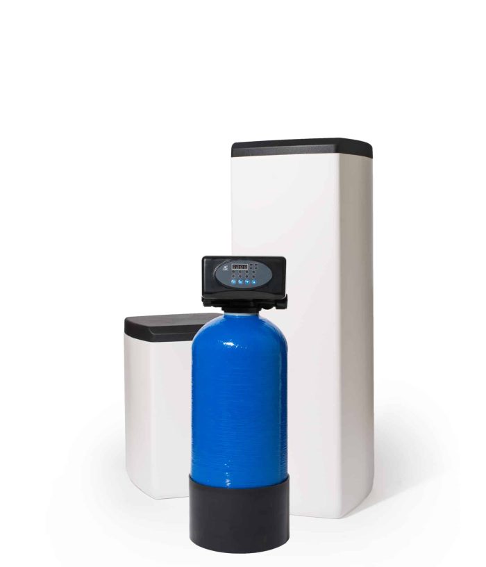 Budget waterontharder met 10l blauwe hars fles, de ontharder staat in opstelling met zowel een klein als een groot zoutvat.