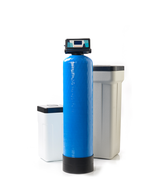 WTR Ceramic premium waterontharder met 30l blauwe hars fles, de ontharder staat in opstelling met zowel een klein als een groot zoutvat.