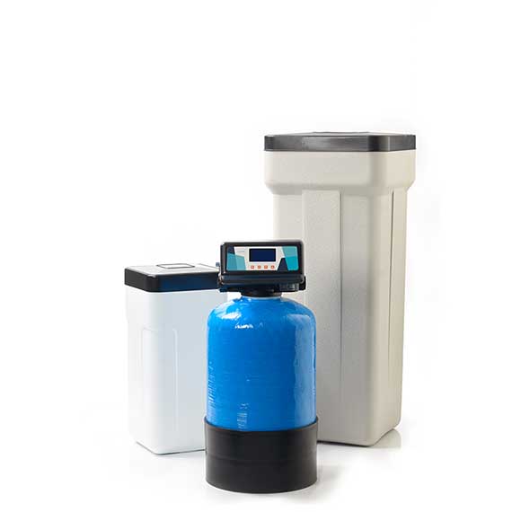 WTR Ceramic premium waterontharder met 15l blauwe hars fles, de ontharder staat in opstelling met zowel een klein als een groot zoutvat.