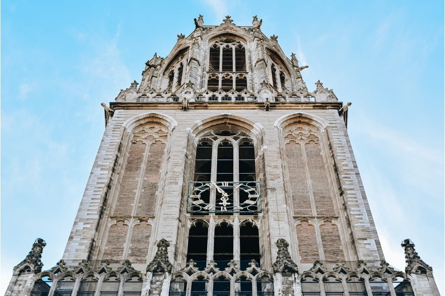 Dom toren Utrecht met stralend blauwe lucht