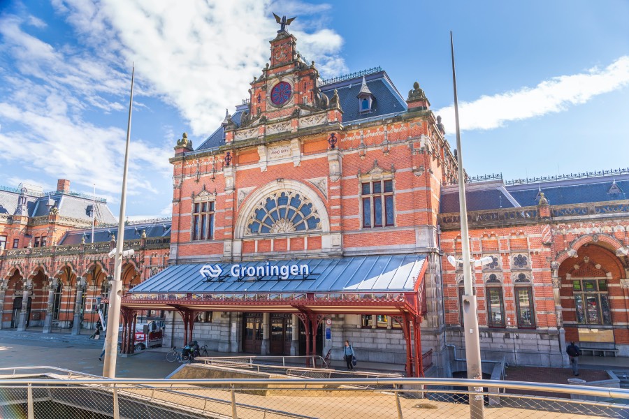 Sation Groningen bij een licht bewolkte zonnige dag