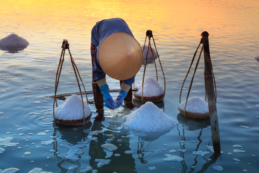 Zout delving in het water