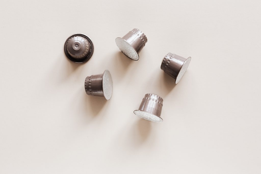 Nespresso cupjes liggend op een lichte achtergrond