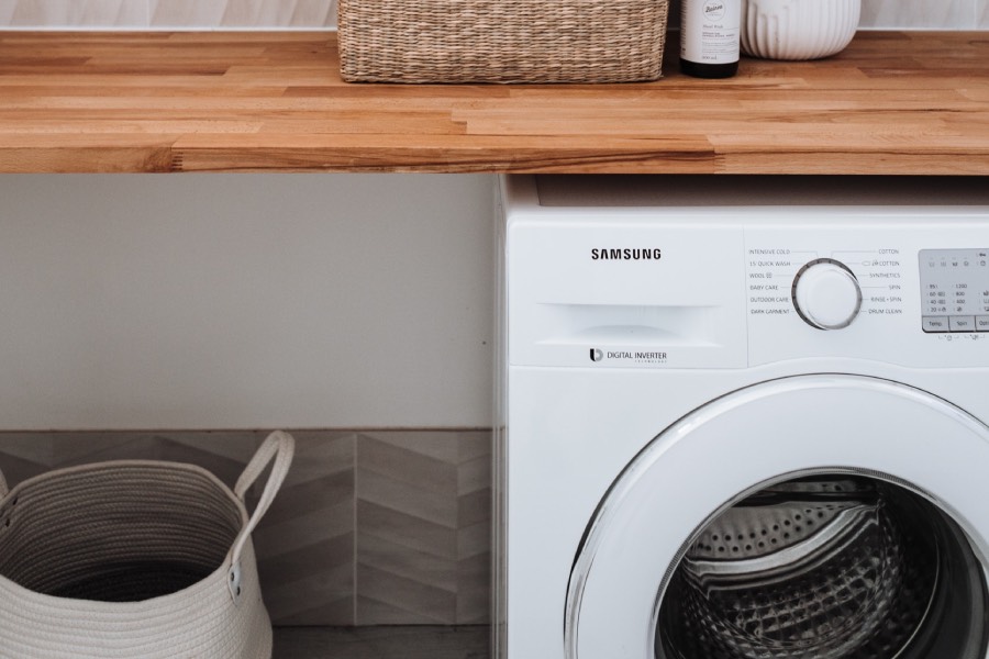 Wasmachine onder houten blad